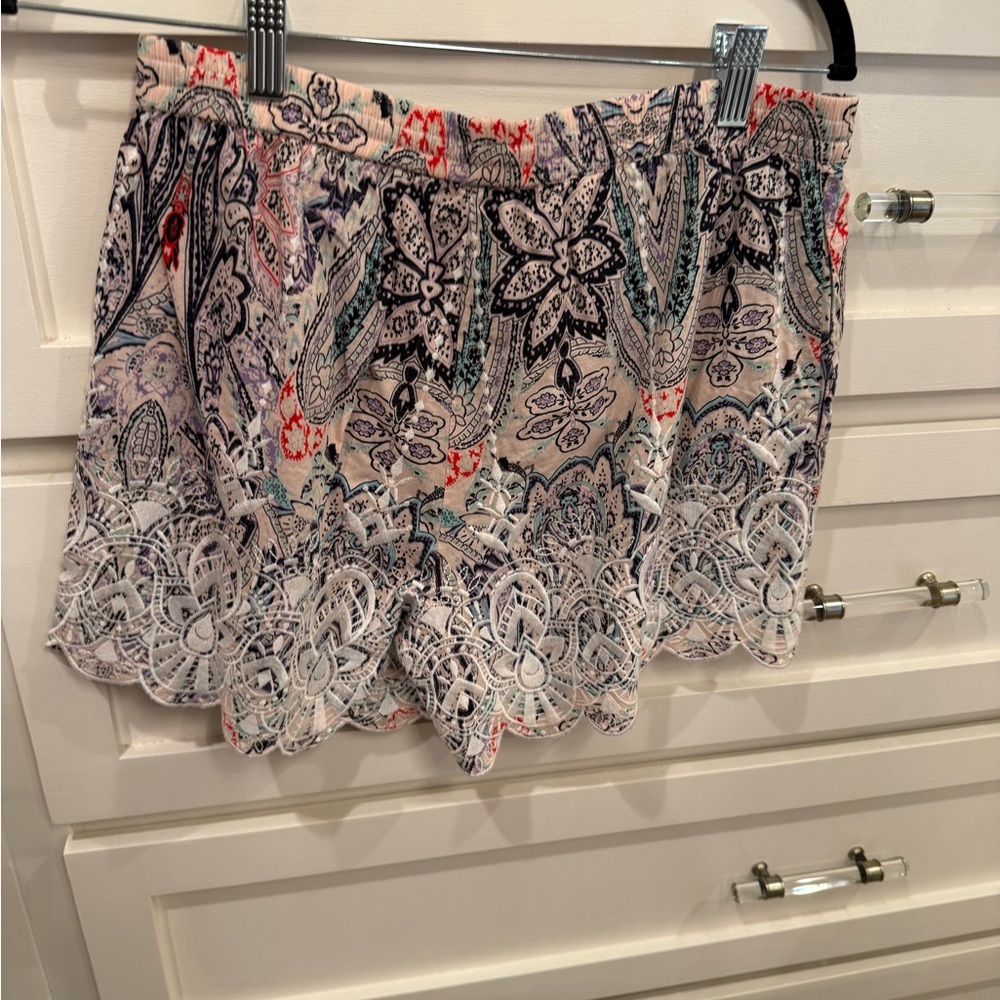 Parker Cream Paisley Lace-Trim Shorts - Picture 4 of 5